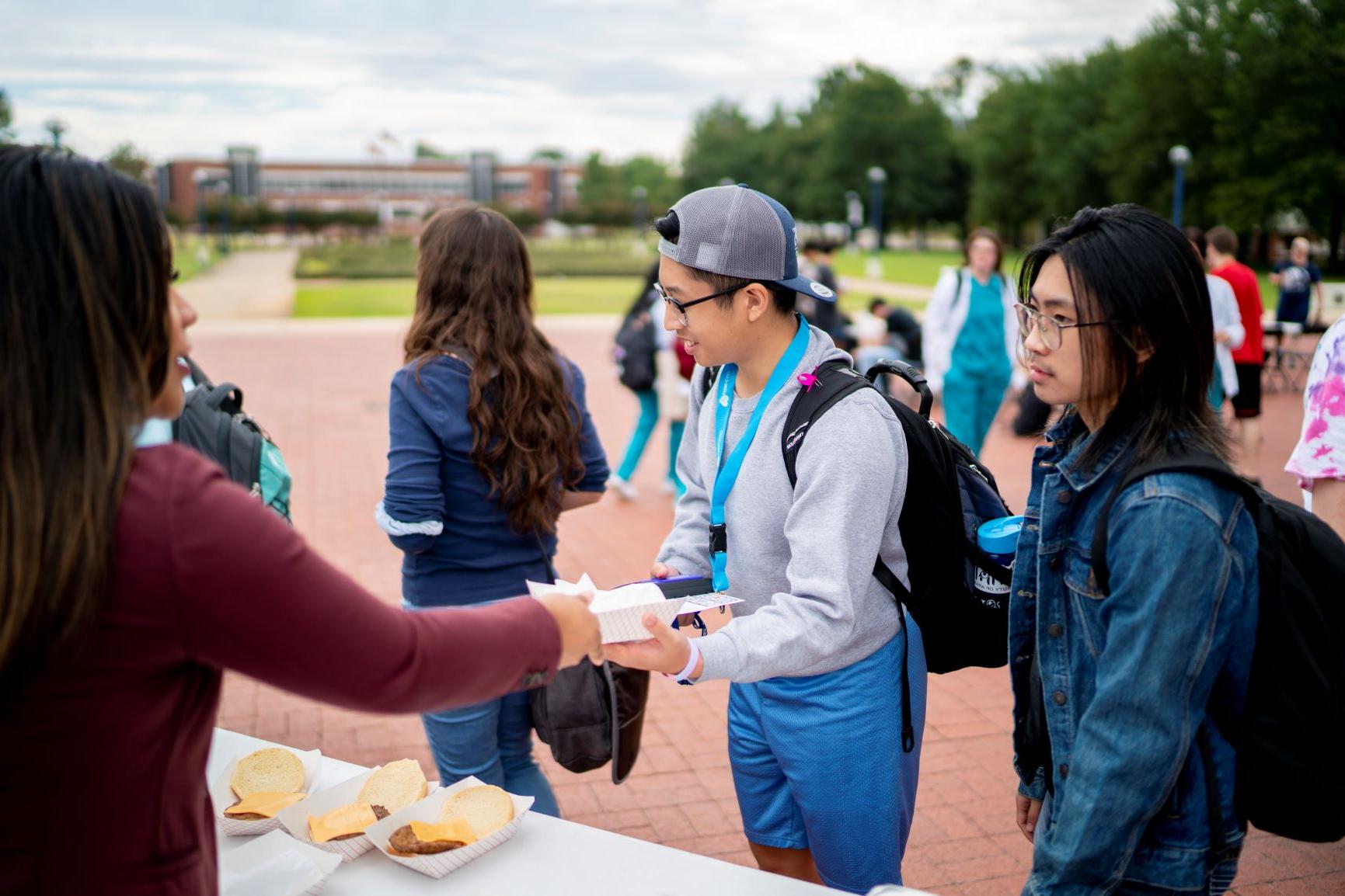 学生们在校园里吃午饭 