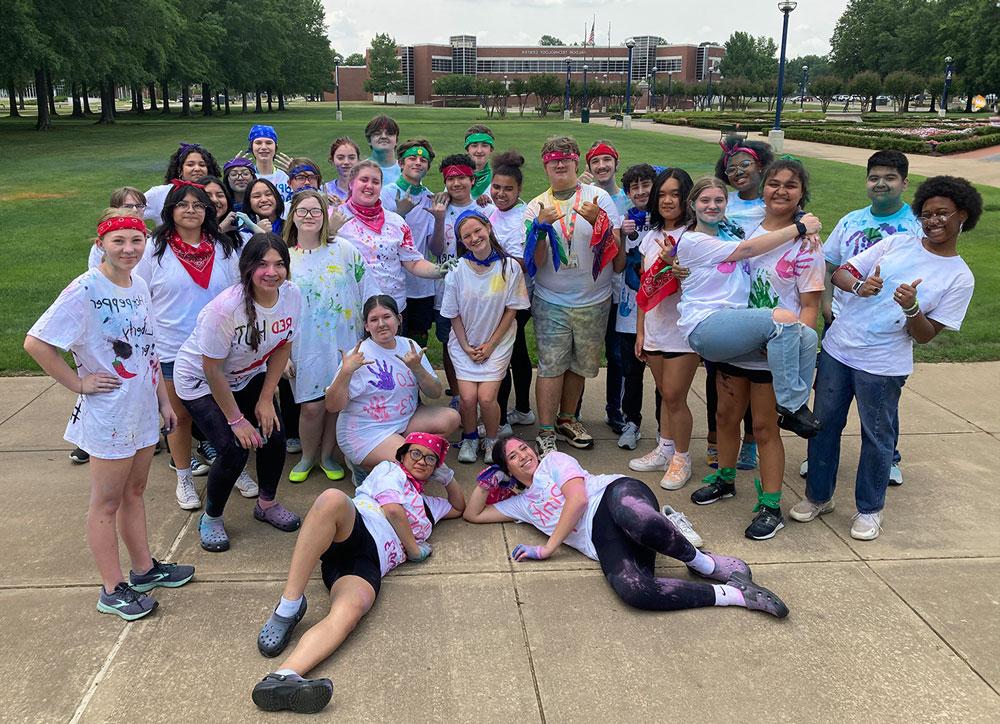 向上的束缚 Summer Academy students participate in activities at UAFS